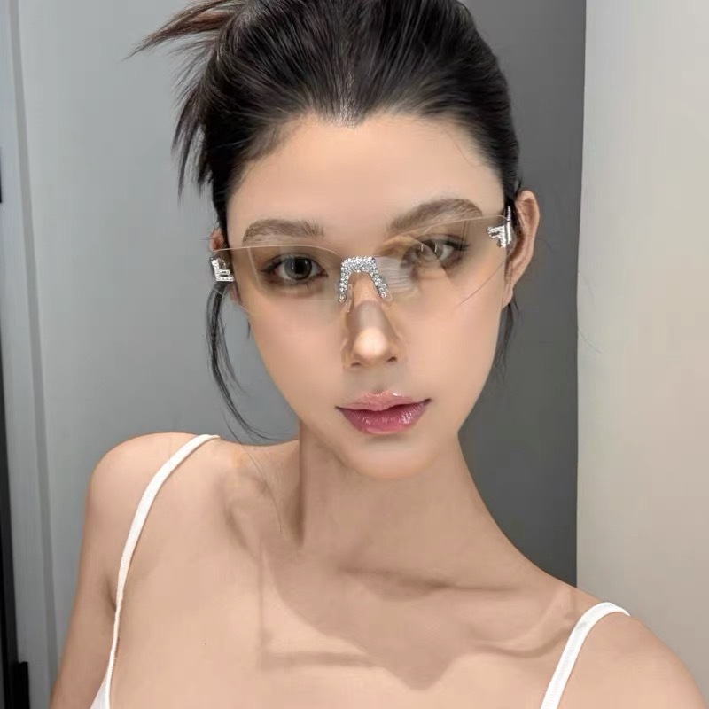 แว่นกันแดดทรงแคทอายไร้กรอบประด - Luxury Lifestyle Store บทวิจารณ์และราคา